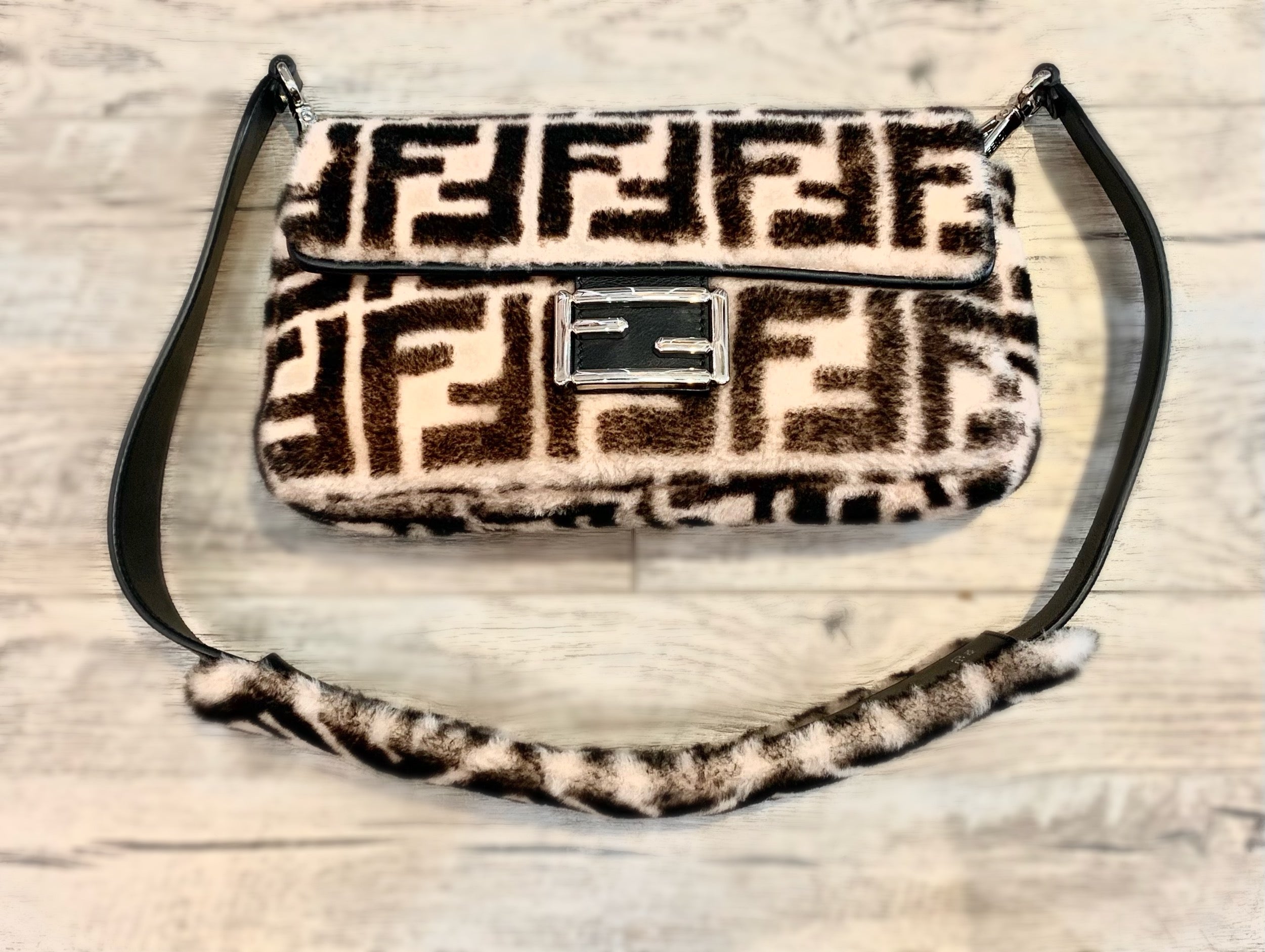 FENDI SHEARLING BAGUETTE WITH STRAP PAD - Product Image 2
